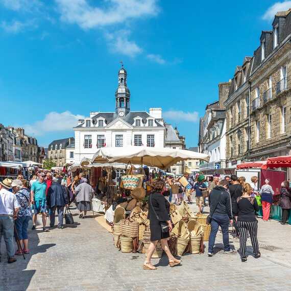 Marché d'Auray ouvert chaque lundi matin proposant des produits locaux, frais