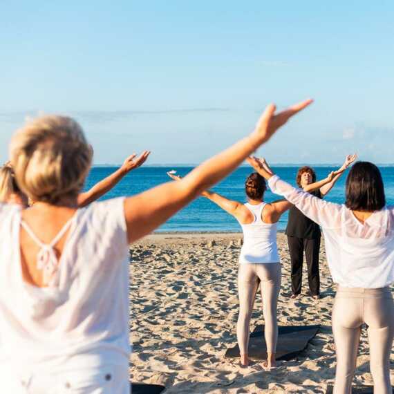 Yoga sur la plage de quiberon une activité de bien être et de relaxation en plein air 
