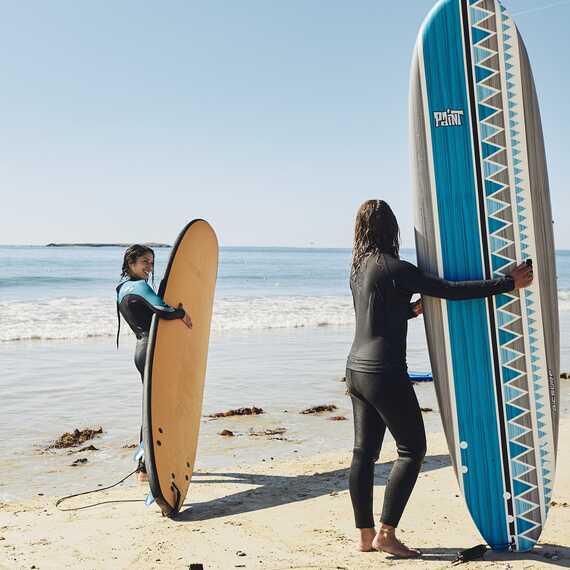 Surfear con amigos en Saint Pierre Quiberon