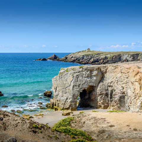 Côte sauvage de la presqu'île de Quiberon avec des plages de sable fin et la célèbre arche du percho