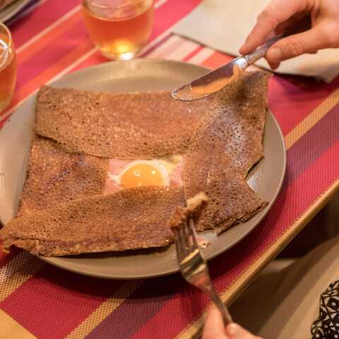 Les crêpes bretonnes de blé noir à la farine de Sarrasin - un met à savourer en Bretagne Sud