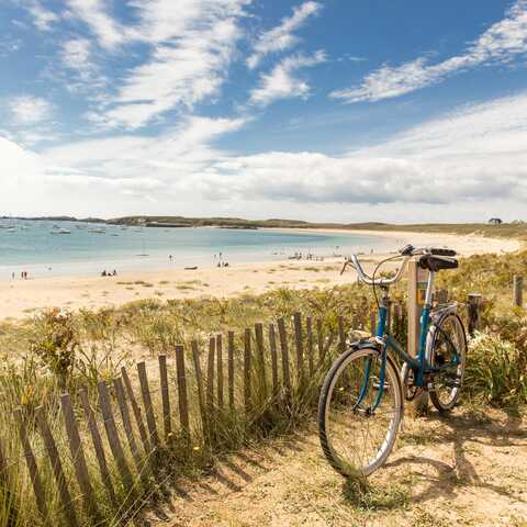 Sentier côtier de l'Ile de Houat dans la Baie de Quiberon en Bretagne sud