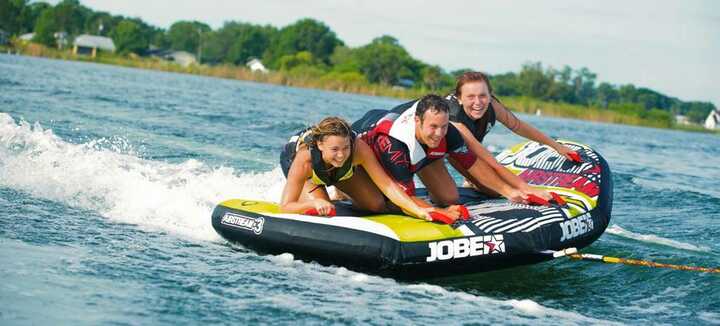 Plug & Play - Bouée tractée, wakeboard, foil Plug & Play - Bouée tractée, wakeboard, foil