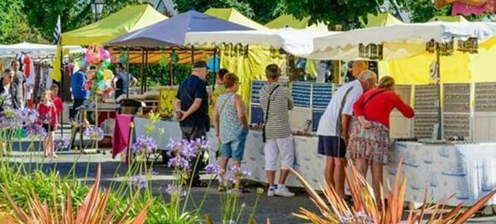 Marché d'été nocturne à Etel le Vendredi