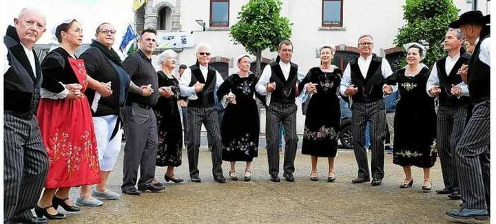 Danses bretonnes avec le Cercle Celtique Sevenadur Bro Belz Danses bretonnes avec le Cercle Celtique Sevenadur Bro Belz