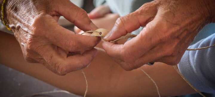Démonstration participative de parures en coquillages de la Préhistoire