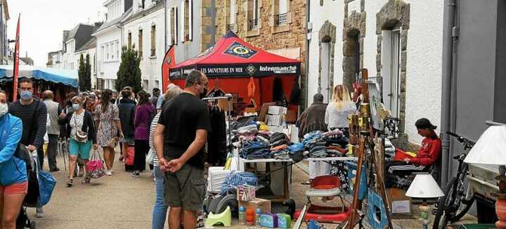 Brocante dans les rues d'Etel
