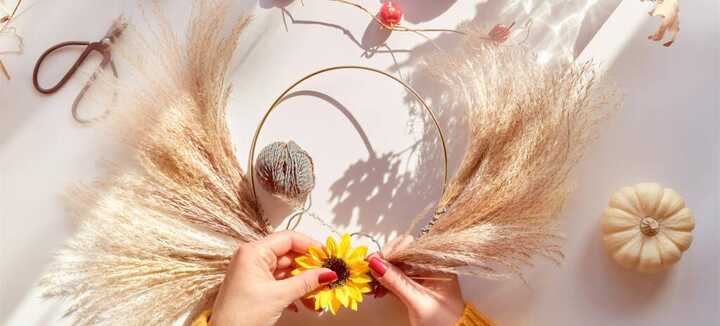 Fabrication d’une couronne de fleurs séchées