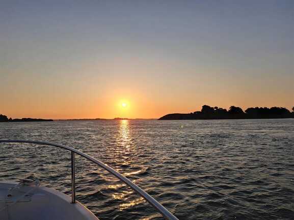 merzen-croisière-privative-sur-le-golfe-du-morbihan-lever-de-soleil