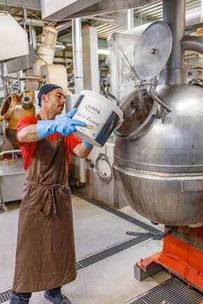 Incorporation-de-la-crème-fraîche-dans-le-cuiseur