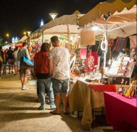 Marché nocturne d'artisanat local