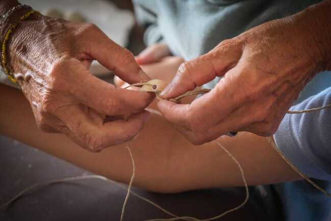 Démonstration participative de parures en coquillages de la Préhistoire