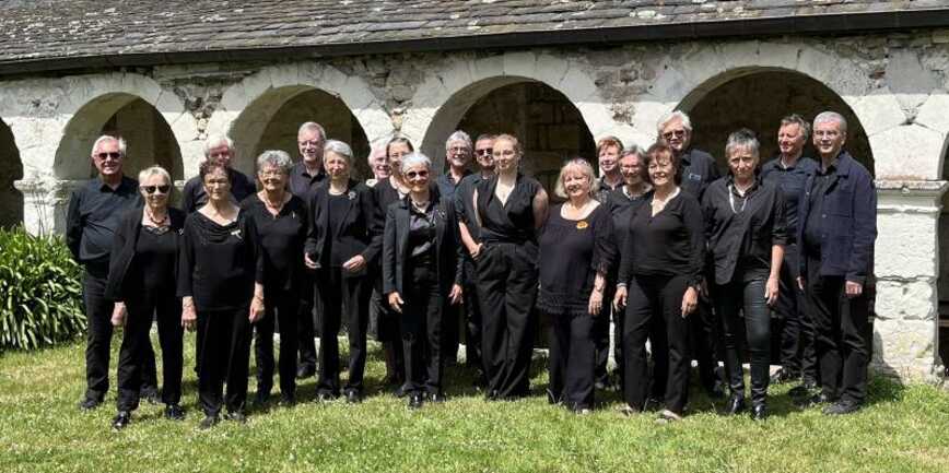 Deux choeurs chantent pour l'association Mater're de Brec'h