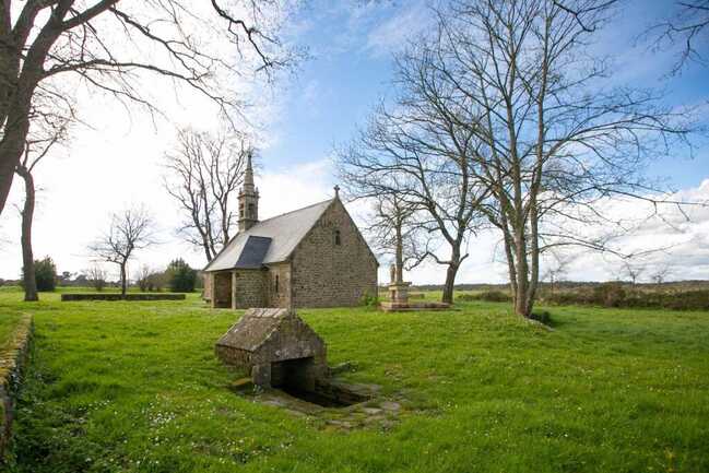 fontaine et chapelle-de-la-madeleine-carnac-marjorie-hodiesne (lourde)