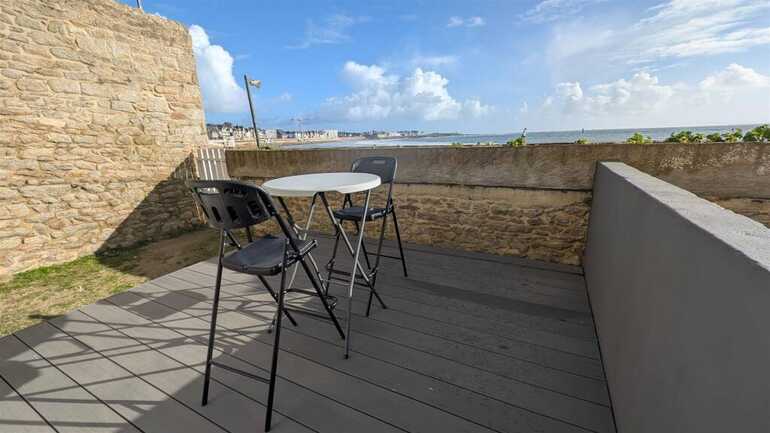 Terrasse privative avec accès direct à la plage - Salon de Jardin + Mange-debout et chaises hautes + transats