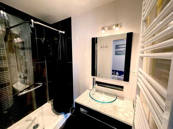 Salle de bain attenante à la chambre