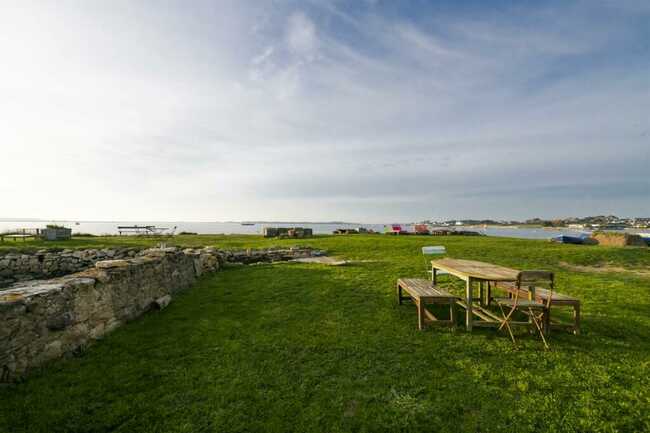 espaces exterieurs entourés par la mer