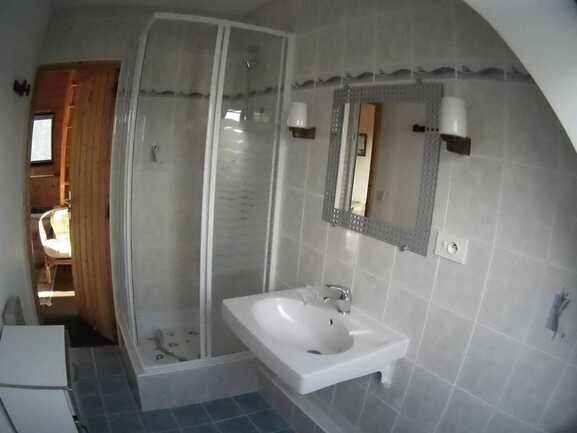 APPART-2-LE-PRIOL-ST-PIERRE-QUIBERON-SALLE-DE-BAIN