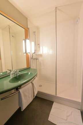 07-hotel-ibis-auray-salle-d'eau