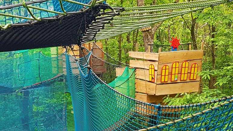LAND AUX LUTINS: DES CABANES RELIEES AU PARCABOUT; A L'ABORDAGE!