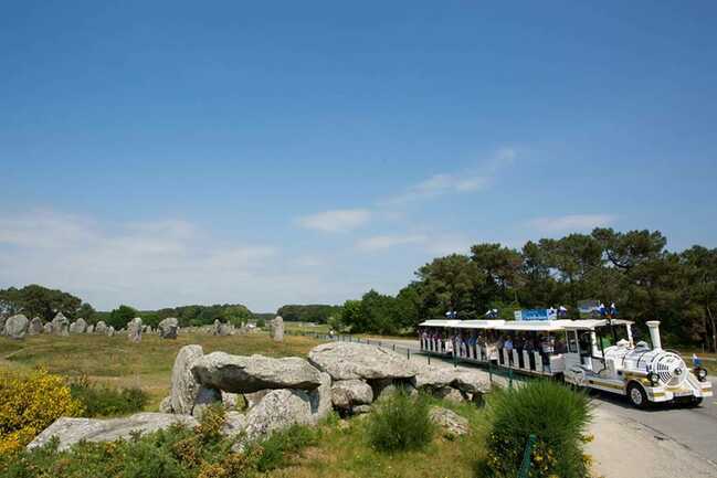 Petit-train-touristique-Carnac-Morbihan-Bretagne-Sud