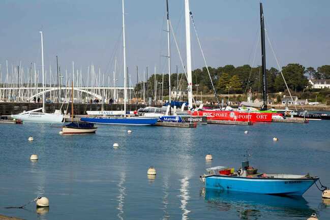 Vue-port-la-trinite-sur-mer-Petit-train-touristique-Carnac-Morbihan-Bretagne-Sud