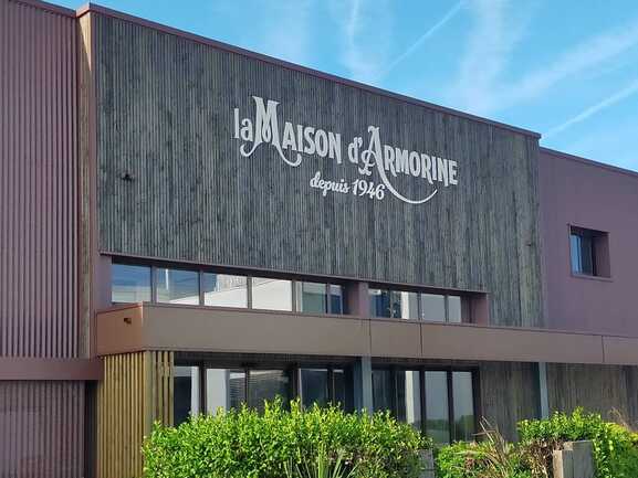 façade-avant-espace-visite-La-Maison-d'Armorine-plan-rapproché_603