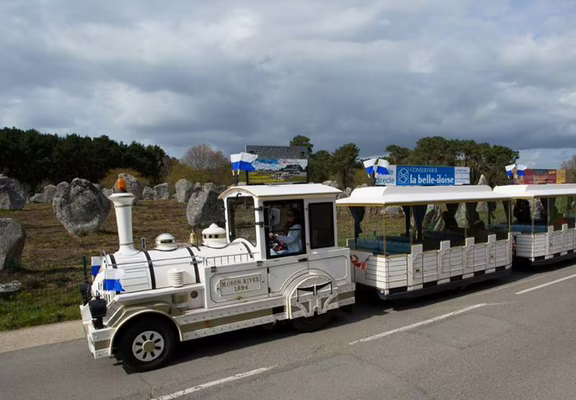 Petit-train-touristique-Carnac-Morbihan-Bretagne-Sud