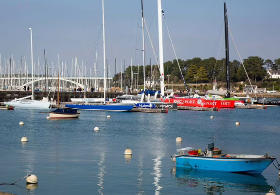 Vue-port-la-trinite-sur-mer-Petit-train-touristique-Carnac-Morbihan-Bretagne-Sud