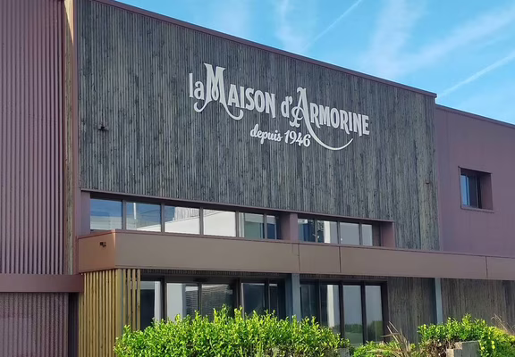 façade-avant-espace-visite-La-Maison-d'Armorine-plan-rapproché_603