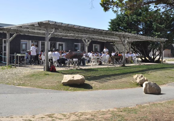 Moments de convivialité au bar avec terrasse et barbecues collectifs